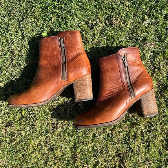 Frye Addie Double Zip Moto Ankle Boot Cognac Distressed Leather Size 9 NICE! - Picture 2 of 16